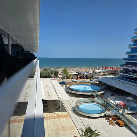 Calin White Titanic Pool And * Năvodari