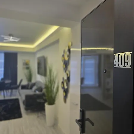 Calin White Titanic Pool And شقة